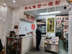青山小区农贸市场旁75平青羊肉粉店，2.8万低价急转